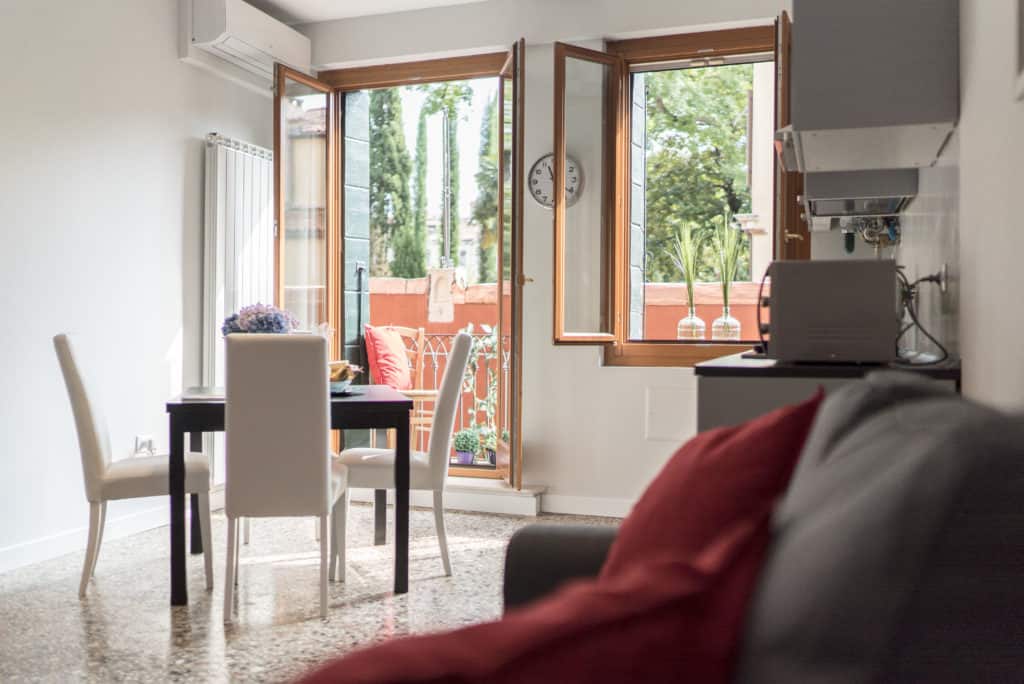 Dining area with exit for the terrace - Venier Apartment Dining area with exit for the terrace - Venier Apartment