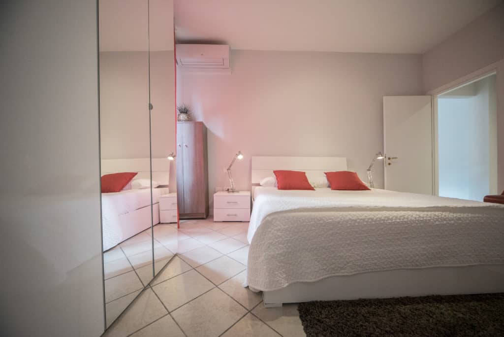 White double bedroom with modern furnishing - Venier Apartment White double bedroom with modern furnishing - Venier Apartment