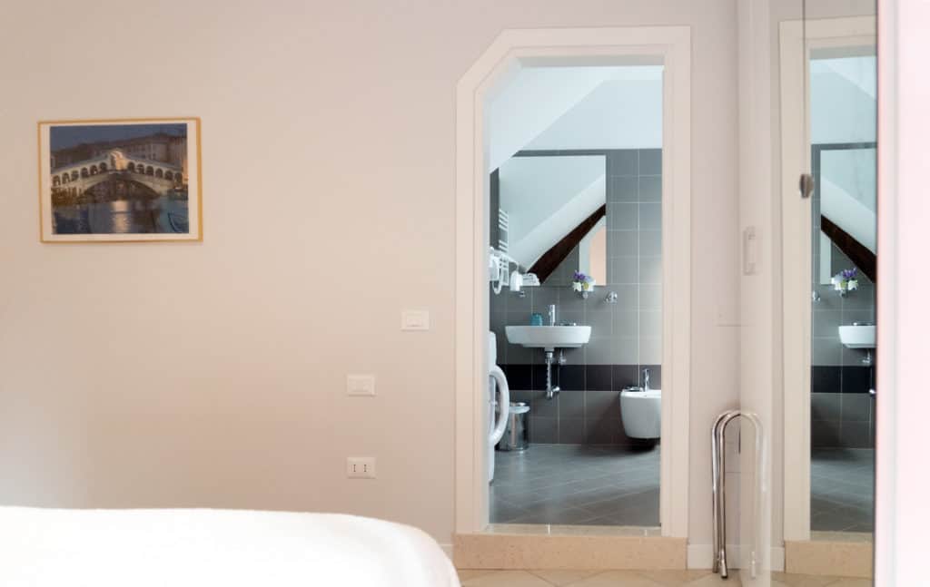 Entrance of the bathroom from the bedroom - Venier Apartment Entrance of the bathroom from the bedroom - Venier Apartment