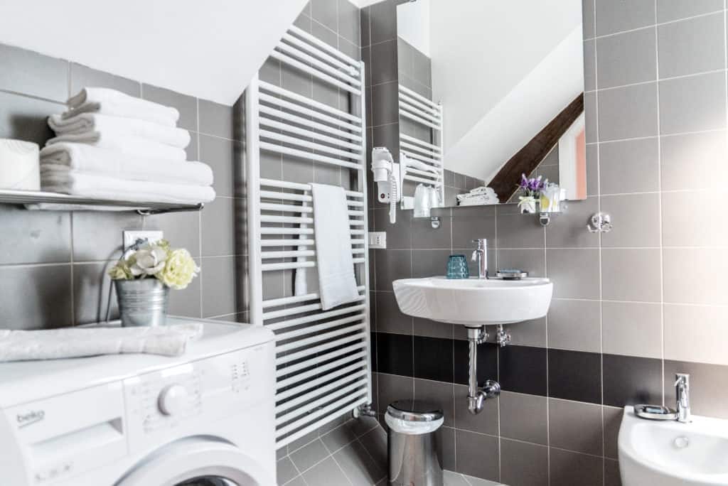 Small bathroom with washing machine and modern furnishing - Venier Apartment Small bathroom with washing machine and modern furnishing - Venier Apartment