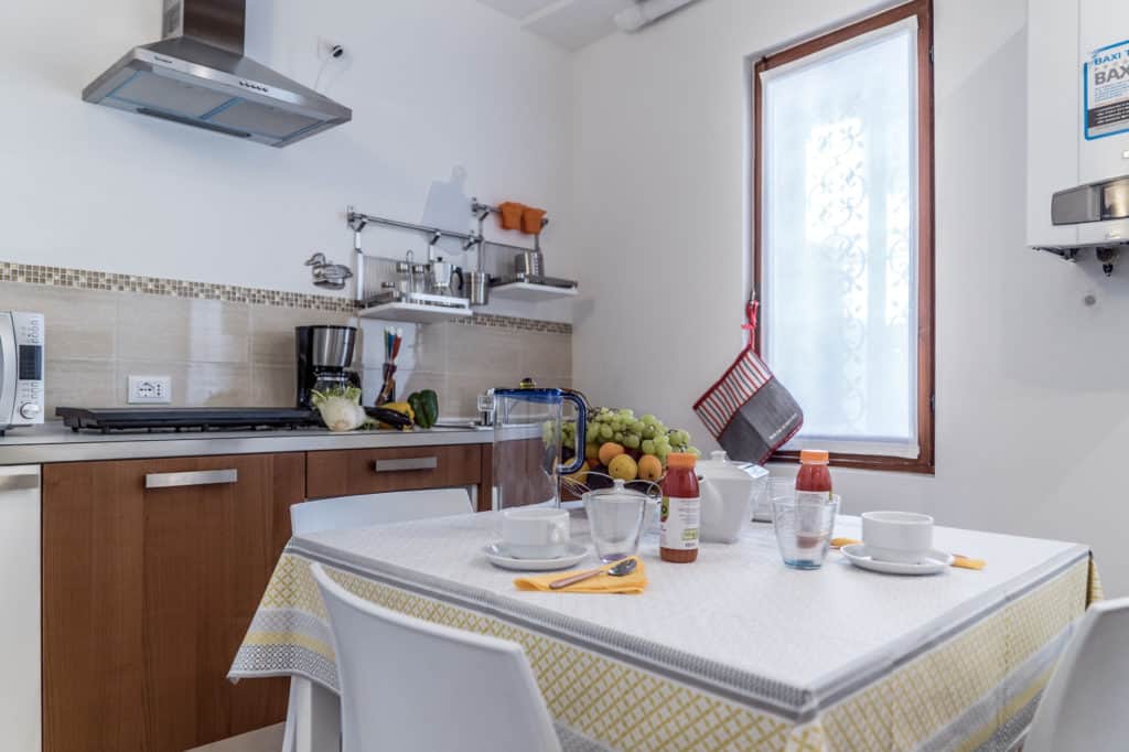 Right view of the small kitchen - Ca' Alba Apartment Right view of the small kitchen - Ca' Alba Apartment