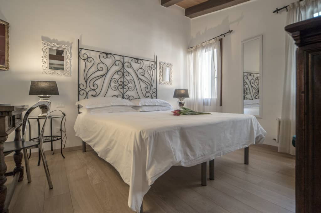 Luminous master bedroom with small desk - Ca' Alba Apartment Luminous master bedroom with small desk - Ca' Alba Apartment