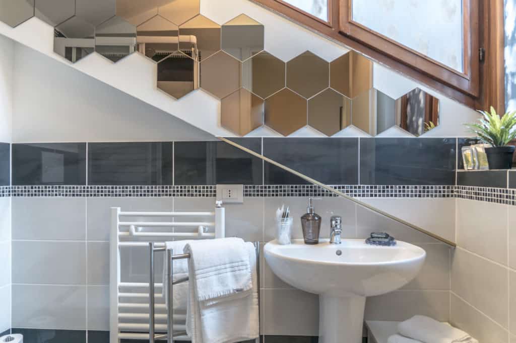 Sink and decorations in the bathroom - Ca' Alba Apartment Sink and decorations in the bathroom - Ca' Alba Apartment