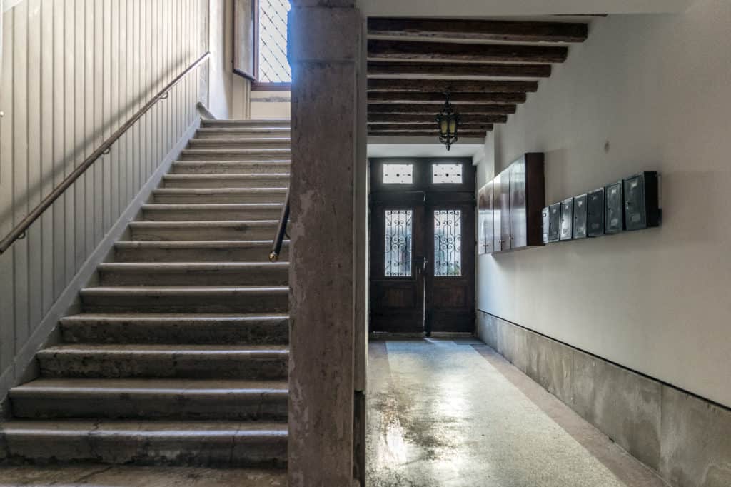Main entrance with stairs - Ca' Alba Apartment Main entrance with stairs - Ca' Alba Apartment