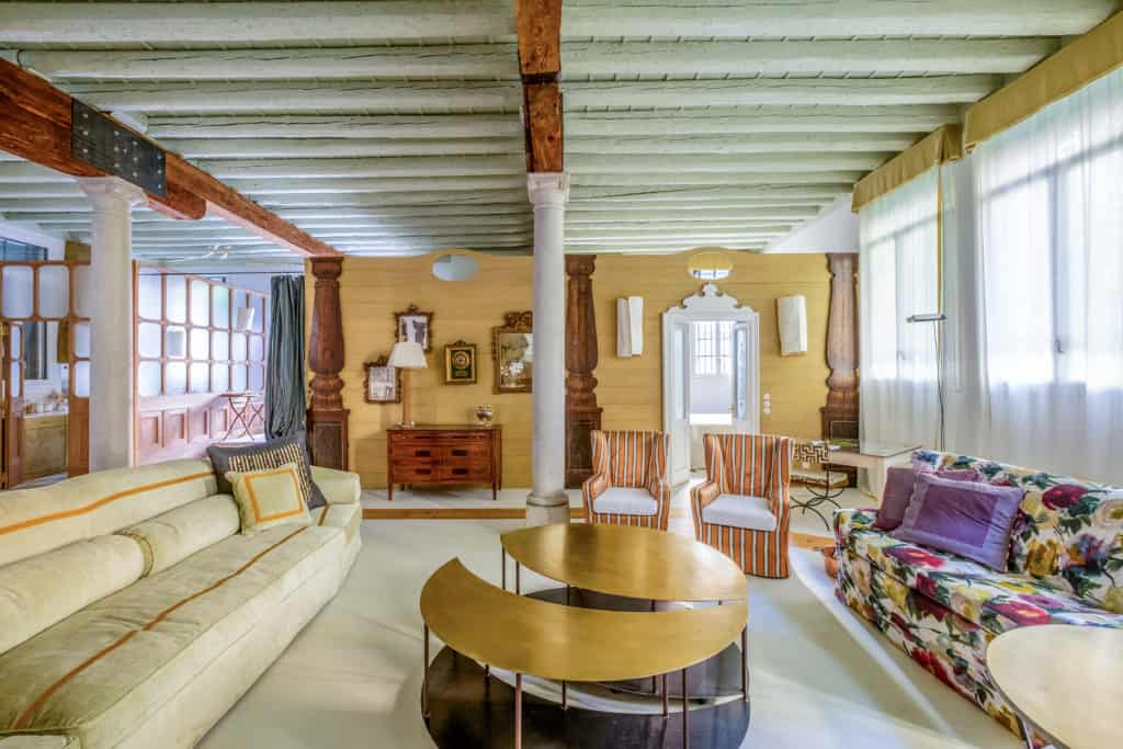 Left side of the luminous living room with designer furnishing - Ca' del Ramo d'Oro Apartment Left side of the luminous living room with designer furnishing - Ca' del Ramo d'Oro Apartment