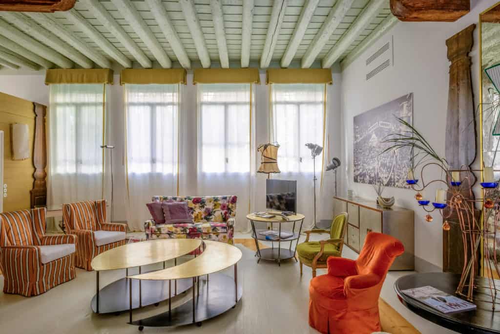 Right side of the large living room with designer furnishing - Ca' del Ramo d'Oro Apartment Right side of the large living room with designer furnishing - Ca' del Ramo d'Oro Apartment