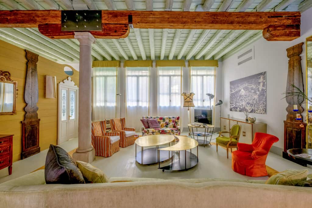 Large living room with ancient columns and Venetian furnishing - Ca' del Ramo d'Oro Apartment Large living room with ancient columns and Venetian furnishing - Ca' del Ramo d'Oro Apartment