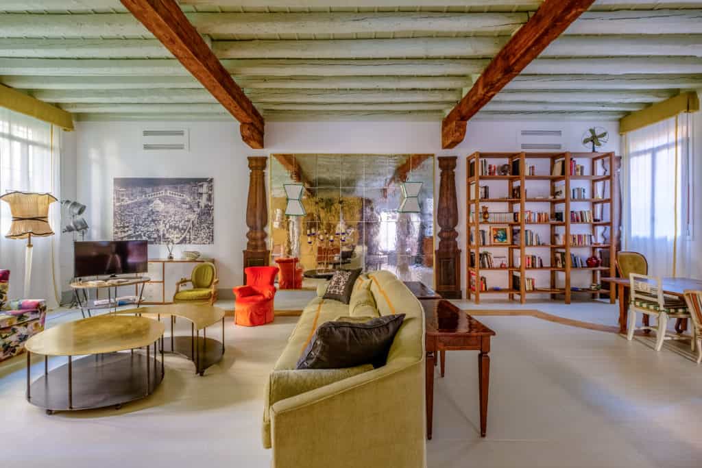 Right side of the large living room with designer furnishing - Ca' del Ramo d'Oro Apartment Right side of the large living room with designer furnishing - Ca' del Ramo d'Oro Apartment