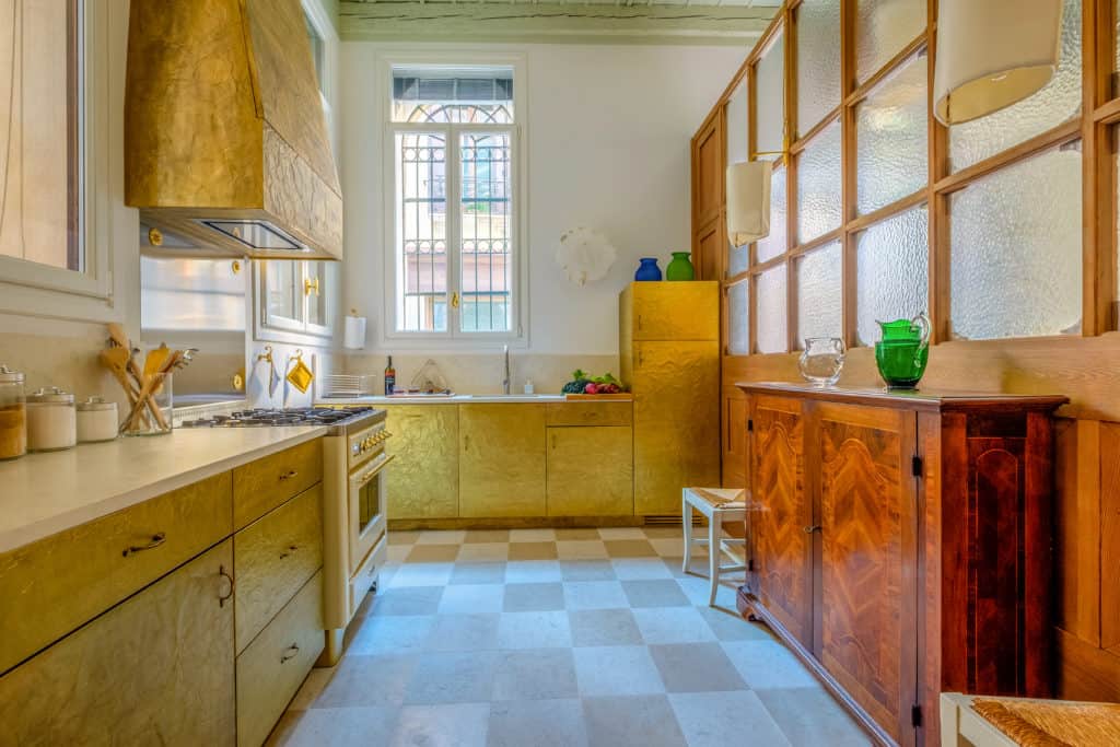 Large kitchen with golden cabinets - Ca' del Ramo d'Oro Apartment Large kitchen with golden cabinets - Ca' del Ramo d'Oro Apartment