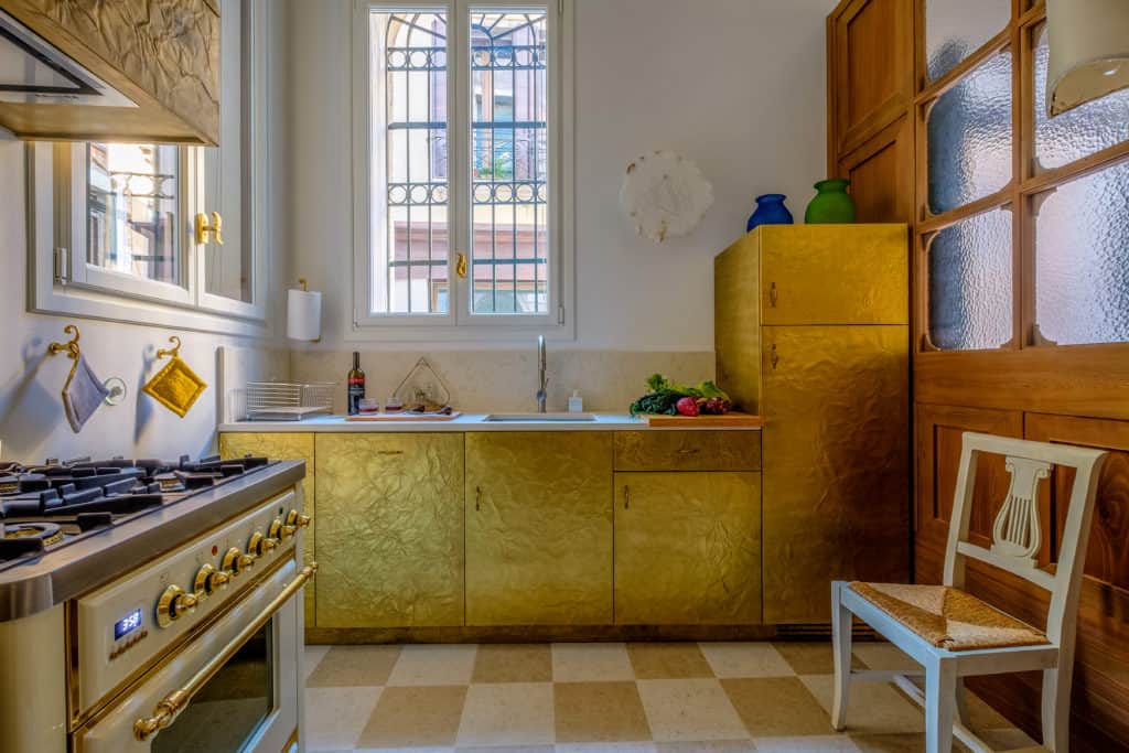 Kitchen oven and golden cabinets - Ca' del Ramo d'Oro Apartment Kitchen oven and golden cabinets - Ca' del Ramo d'Oro Apartment