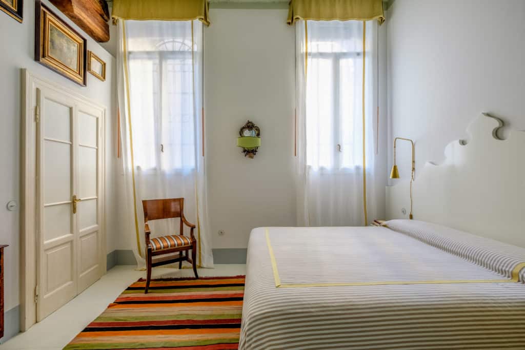 Luminous master bedroom with vintage furnishing - Ca' del Ramo d'Oro Apartment Luminous master bedroom with vintage furnishing - Ca' del Ramo d'Oro Apartment