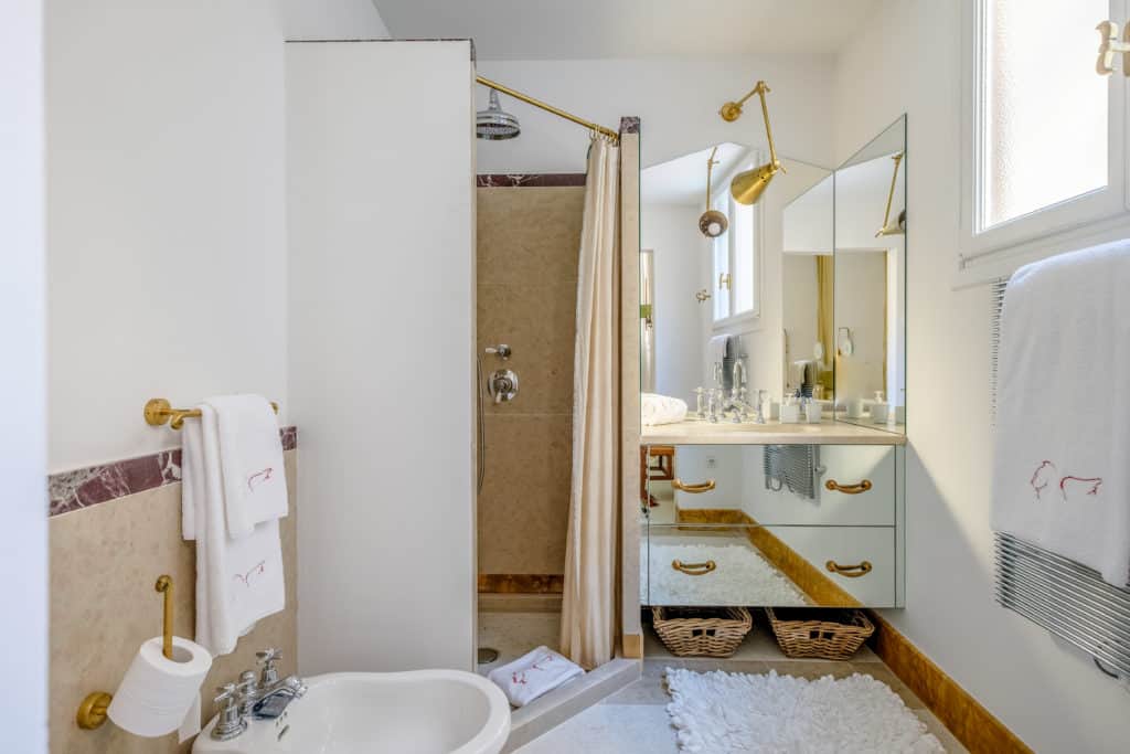 Luminous bathroom with designer furnishing - Ca' del Ramo d'Oro Apartment Luminous bathroom with designer furnishing - Ca' del Ramo d'Oro Apartment