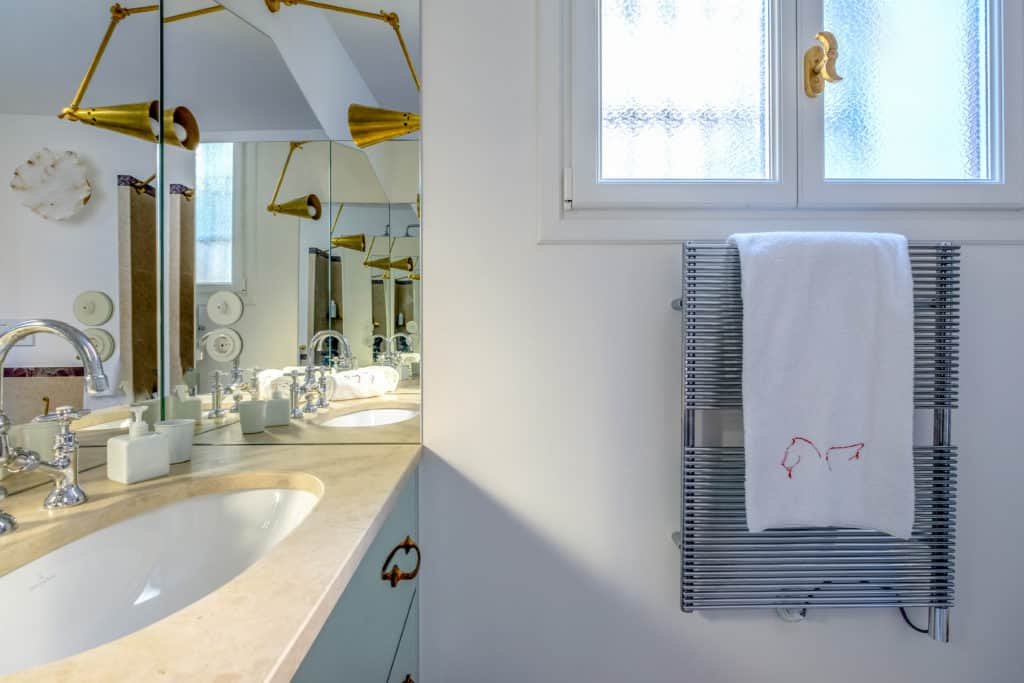 Details of the luminous bathroom with designer furnishing - Ca' del Ramo d'Oro Apartment Details of the luminous bathroom with designer furnishing - Ca' del Ramo d'Oro Apartment