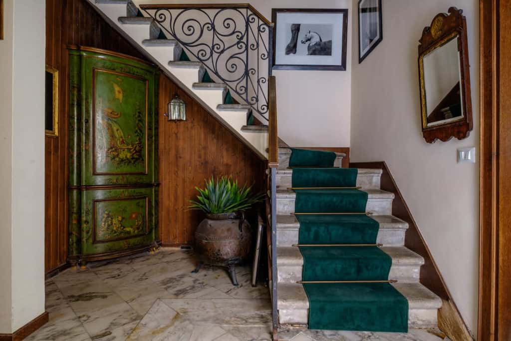 Hallway with antique staircase, vintage furnishing and marbled floor - Casa dell'Albero Apartment Hallway with antique staircase, vintage furnishing and marbled floor - Casa dell'Albero Apartment