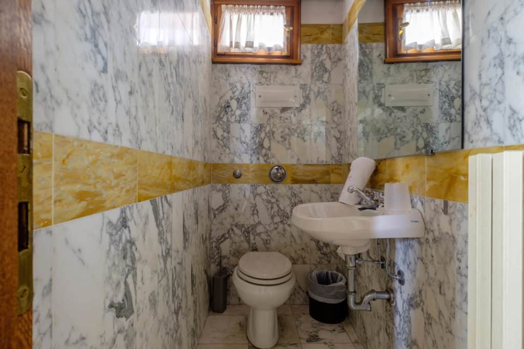 Small bathroom with marbled walls and floor - Casa dell'Albero Apartment Small bathroom with marbled walls and floor - Casa dell'Albero Apartment