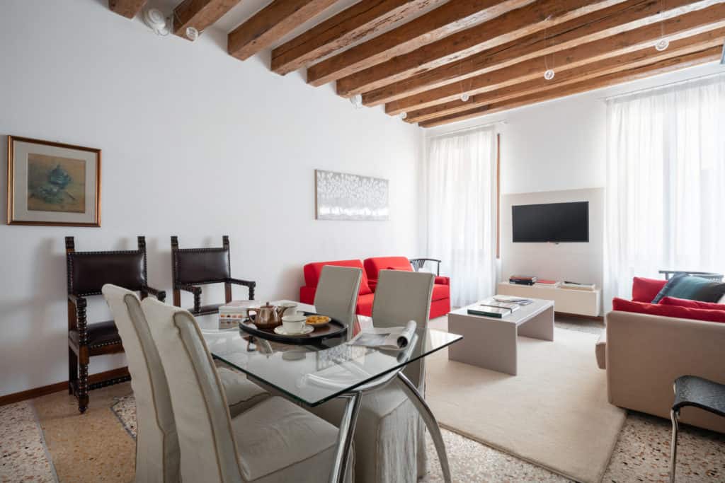 Left side of the luminous living room - Casa Graziosa Apartment Left side of the luminous living room - Casa Graziosa Apartment