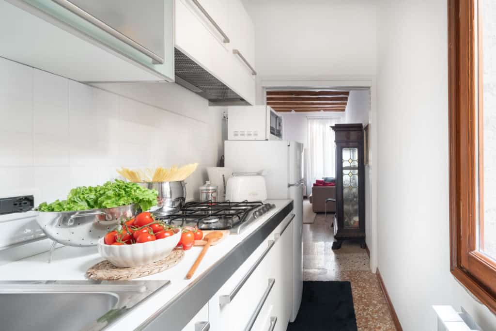 Right side of the small kitchen with modern furnishing - Casa Graziosa Apartment Right side of the small kitchen with modern furnishing - Casa Graziosa Apartment