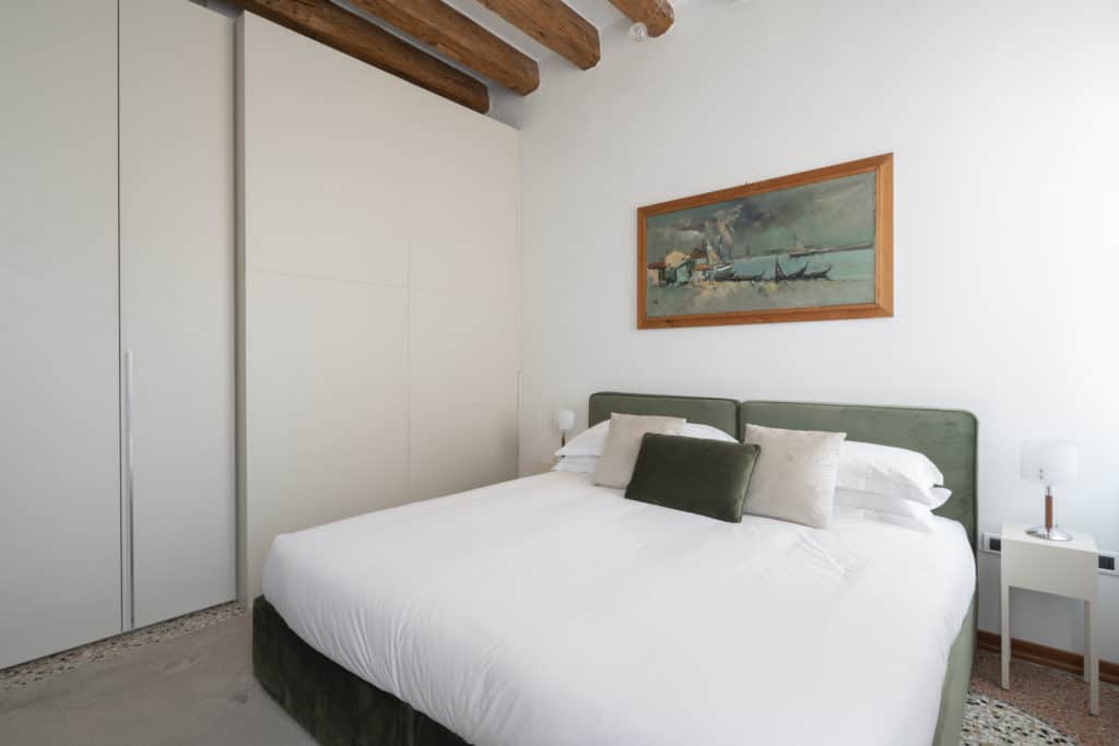 Left side of the luminous master bedroom - Casa Graziosa Apartment Left side of the luminous master bedroom - Casa Graziosa Apartment