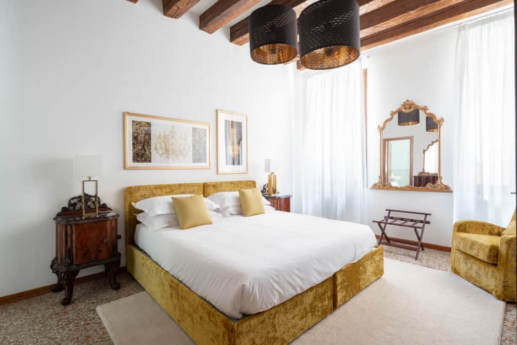 Large master bedroom with vintage furnishing - Casa Graziosa Apartment Large master bedroom with vintage furnishing - Casa Graziosa Apartment