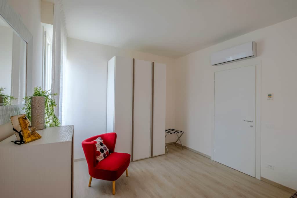 Left view of the large master bedroom with modern furnishing - Casa Luminosa Apartment Left view of the large master bedroom with modern furnishing - Casa Luminosa Apartment