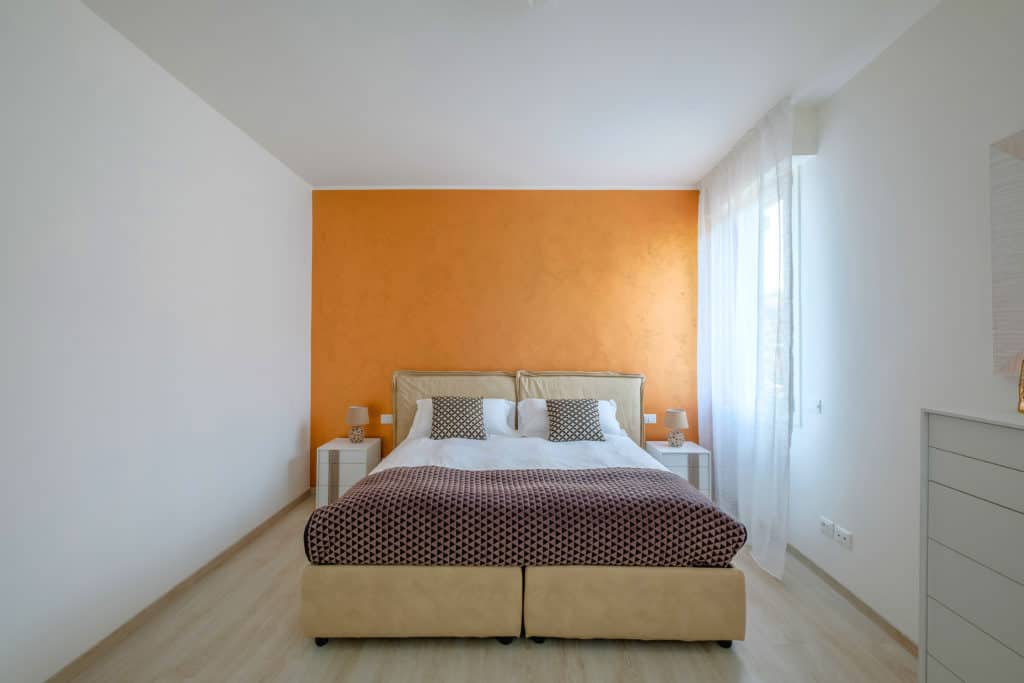 Bed detail of the master bedroom with modern furnishing - Casa Luminosa Apartment Bed detail of the master bedroom with modern furnishing - Casa Luminosa Apartment