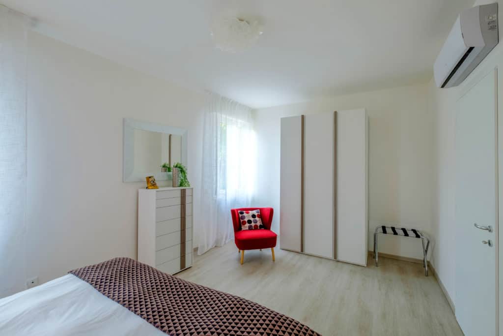 Entrance of the large master bedroom with modern furnishing - Casa Luminosa Apartment Entrance of the large master bedroom with modern furnishing - Casa Luminosa Apartment