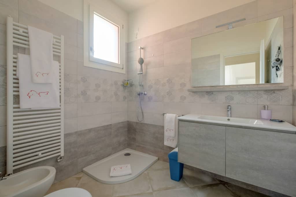 Large bathroom with shower - Casa Luminosa Apartment Large bathroom with shower - Casa Luminosa Apartment