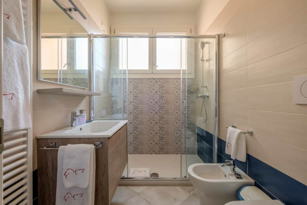 Small bathroom with large shower - Casa Luminosa Apartment Small bathroom with large shower - Casa Luminosa Apartment