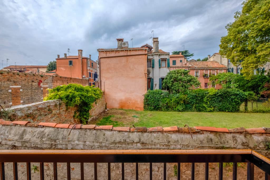Small terrace with view on a small garden - Casa Luminosa Apartm Small terrace with view on a small garden - Casa Luminosa Apartment
