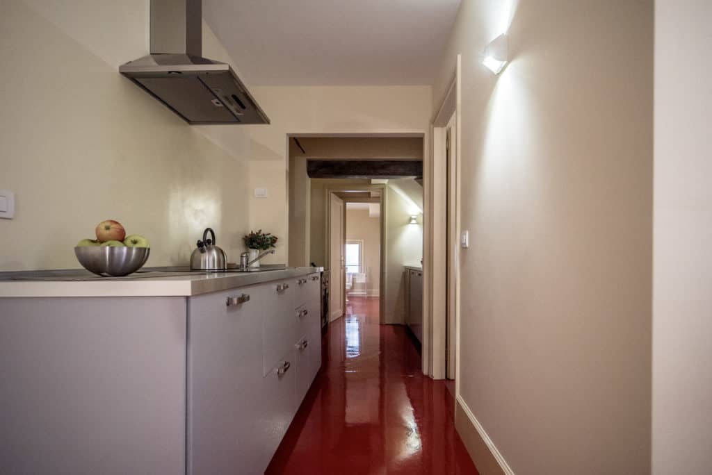Small kitchen with modern furnishing - Kandinskij House Apartment Small kitchen with modern furnishing - Kandinskij House Apartment