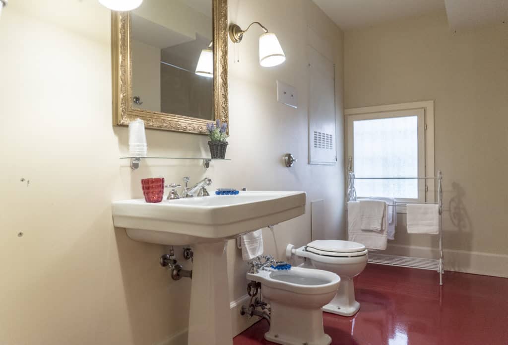 Right view of the small bathroom - Kandinskij House Apartment Right view of the small bathroom - Kandinskij House Apartment