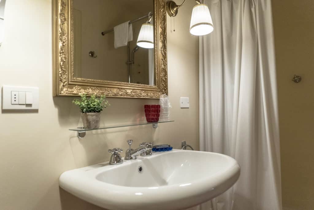 Bathroom with small sink and shower - Kandinskij House Apartment Bathroom with small sink and shower - Kandinskij House Apartment