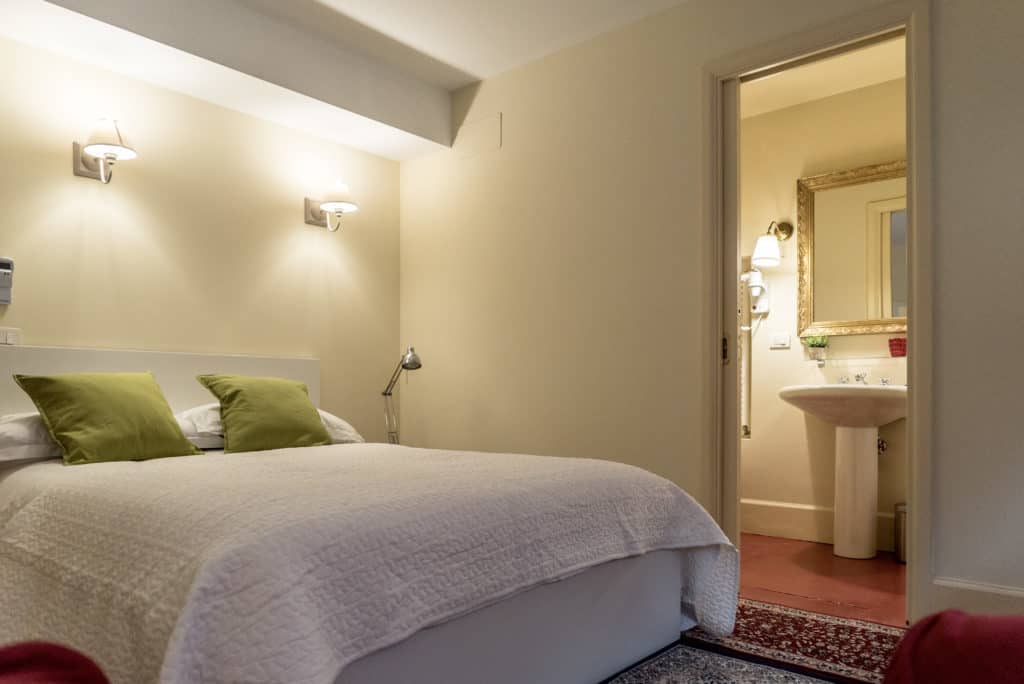 Right view of the small double bedroom with bathroom - Kandinskij House Apartment Right view of the small double bedroom with bathroom - Kandinskij House Apartment