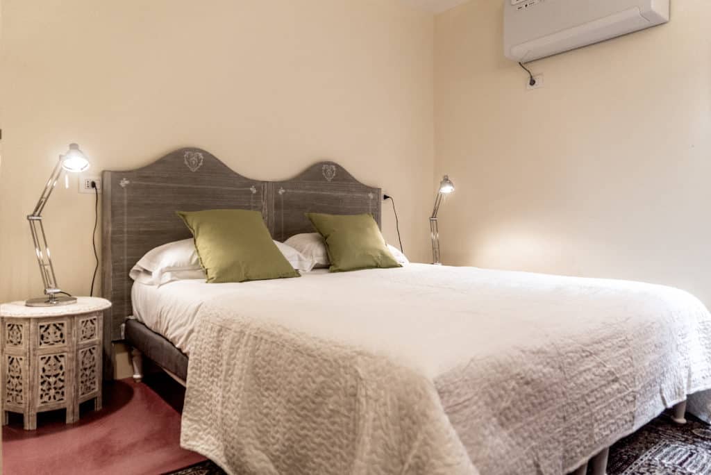 Master bedroom with vintage furnishing and air conditioner - Kandinskij House Apartment Master bedroom with vintage furnishing and air conditioner - Kandinskij House Apartment