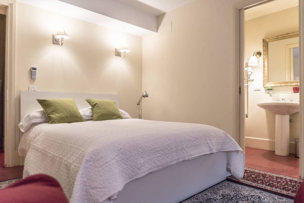 Small double bedroom with bathroom - Kandinskij House Apartment Small double bedroom with bathroom - Kandinskij House Apartment