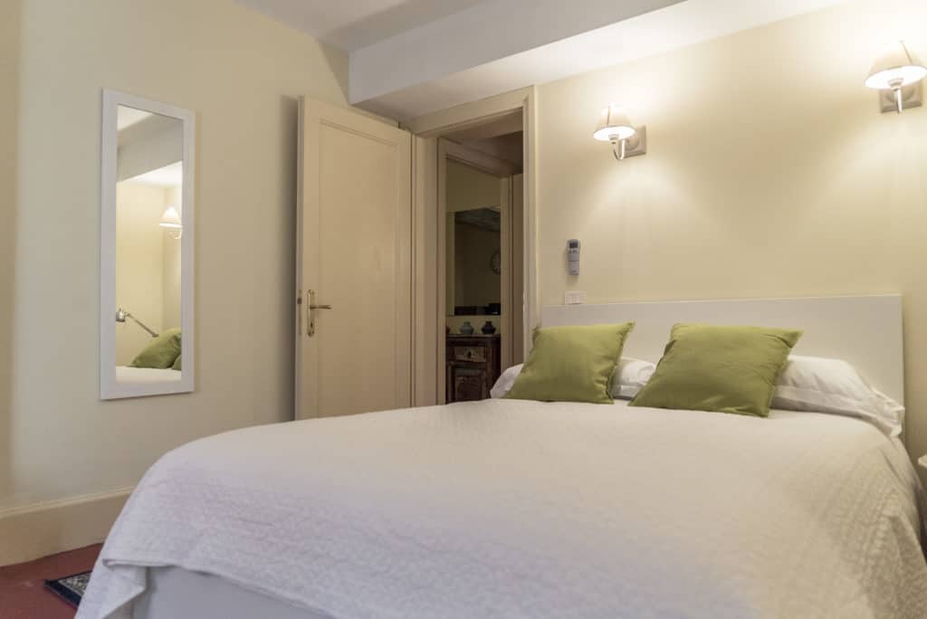 Left view of the small double bedroom - Kandinskij House Apartment Left view of the small double bedroom - Kandinskij House Apartment