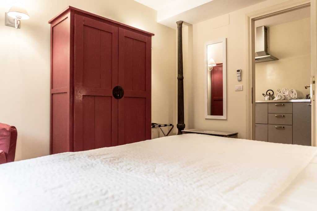 Master bedroom with red wardrobe and bathroom - Kandinskij House Apartment Master bedroom with red wardrobe and bathroom - Kandinskij House Apartment