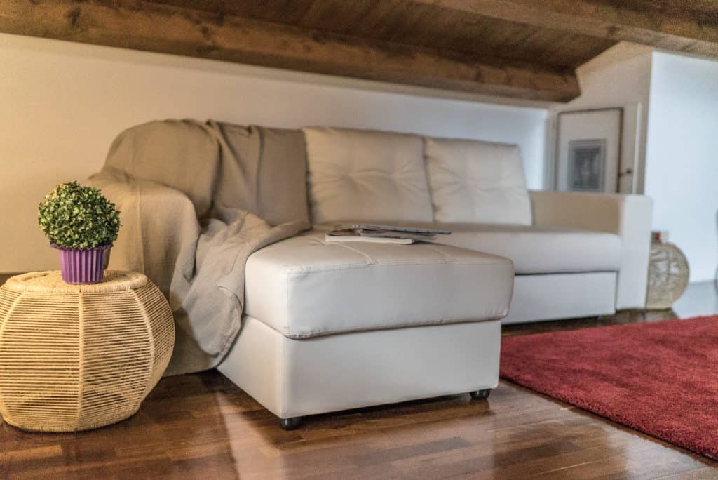 Attic with large sofa - Mansarda Magritte Apartment Attic with large sofa - Mansarda Magritte Apartment