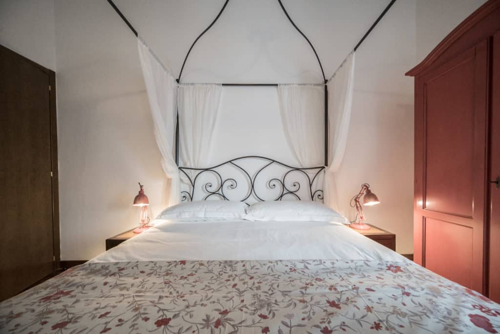 Master bedroom with canopy bed - Mansarda Magritte Apartment Master bedroom with canopy bed - Mansarda Magritte Apartment