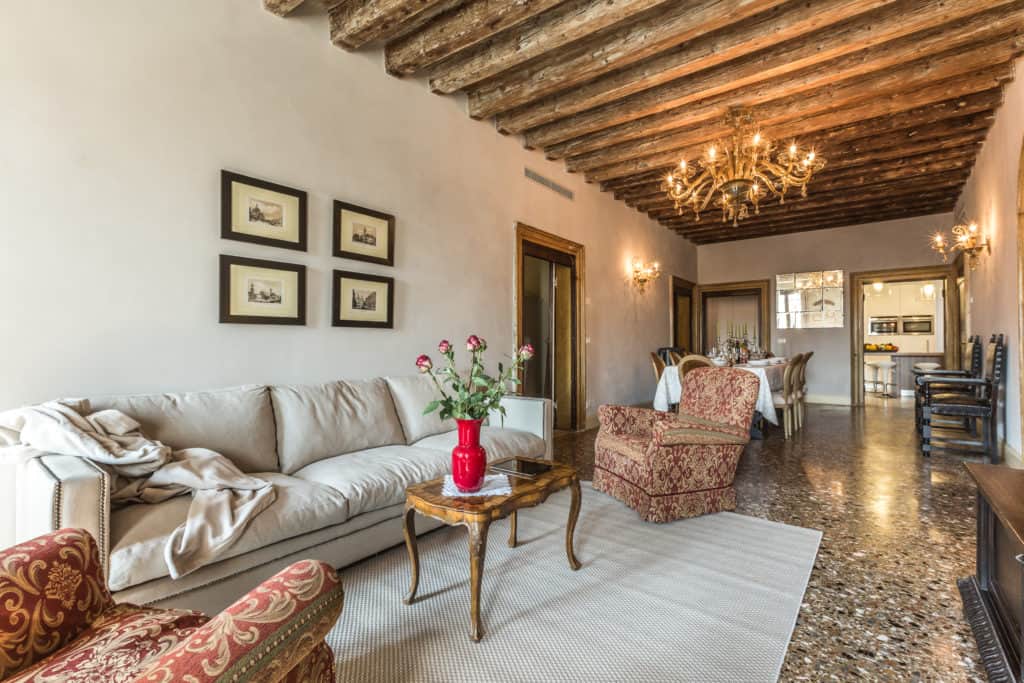 Right view of the luminous living room with vintage armchairs and large sofa - Palazzina Canal Apartment Right view of the luminous living room with vintage armchairs and large sofa - Palazzina Canal Apartment