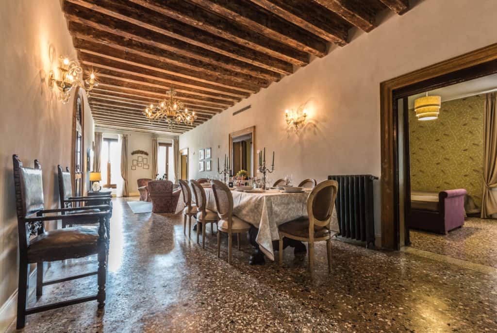 Large room with long dinner table with antique Venetian furnishing - Palazzina Canal Apartment Large room with long dinner table with antique Venetian furnishing - Palazzina Canal Apartment