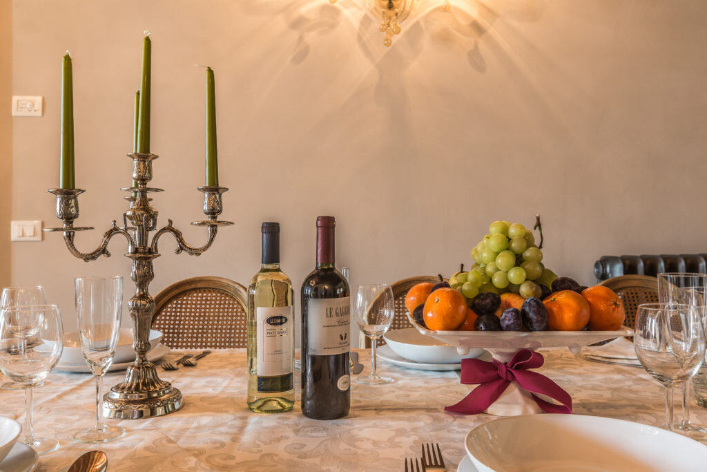 Decorations on the dinner table - Palazzina Canal Apartment Decorations on the dinner table - Palazzina Canal Apartment