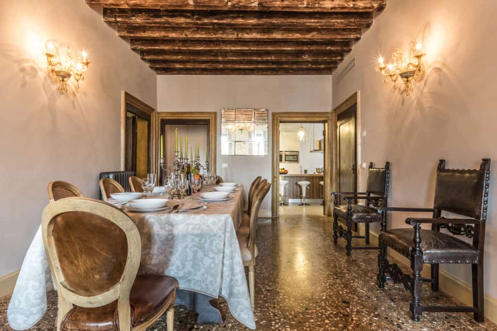 Dinner room with long table and antique Venetian furnishing - Palazzina Canal Apartment Dinner room with long table and antique Venetian furnishing - Palazzina Canal Apartment