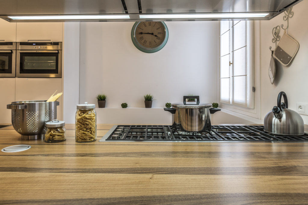 Wooden kitchen counter with decorations - Palazzina Canal Apartment Wooden kitchen counter with decorations - Palazzina Canal Apartment