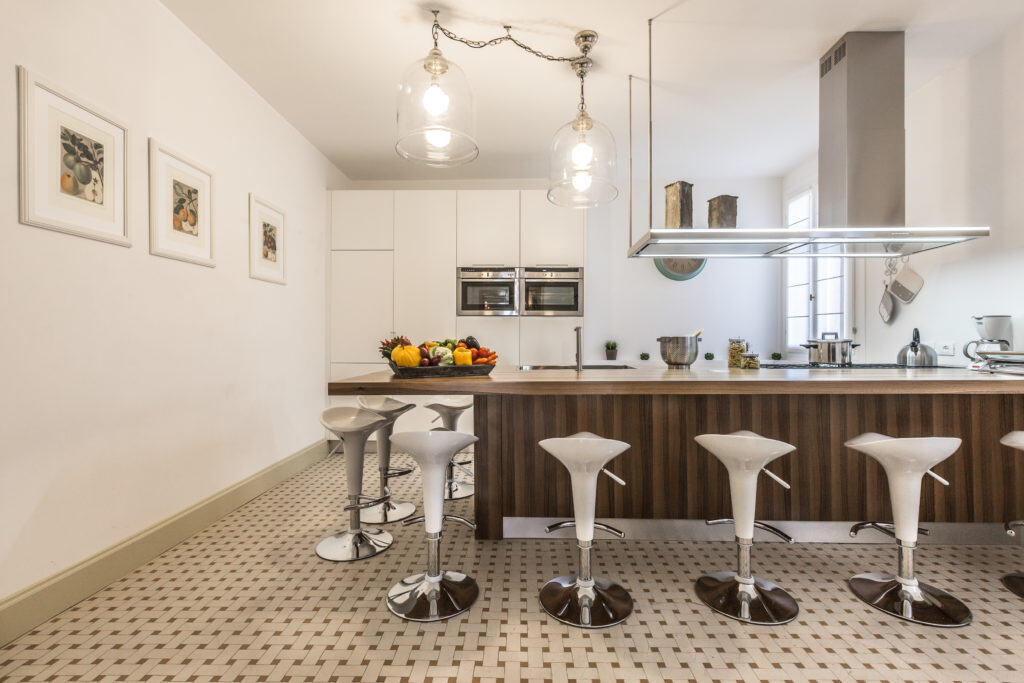 Large modern kitchen with bar stools - Palazzina Canal Apartment Large modern kitchen with bar stools - Palazzina Canal Apartment