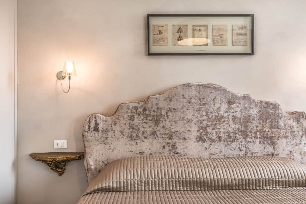 Detail of the large luminous double bedroom - Palazzina Canal Apartment Detail of the large luminous double bedroom - Palazzina Canal Apartment