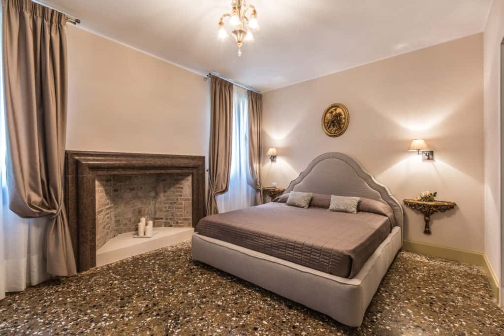 Large master bedroom with vintage furnishing and fireplace - Palazzina Canal Apartment Large master bedroom with vintage furnishing and fireplace - Palazzina Canal Apartment