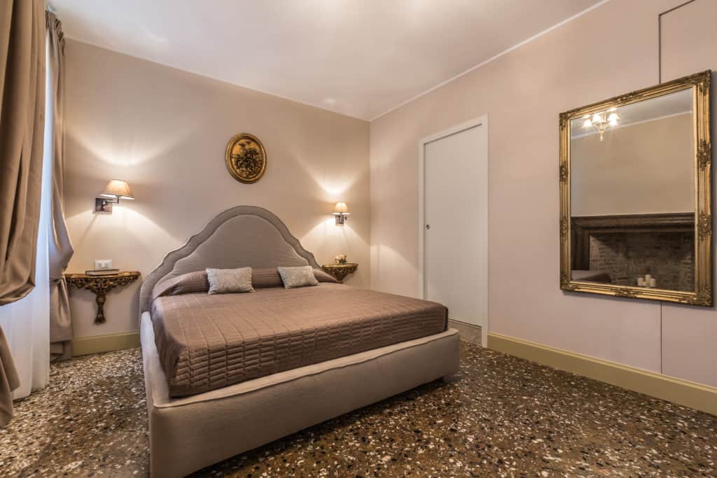 Right view of the large master bedroom with vintage furnishing and fireplace - Palazzina Canal Apartment Right view of the large master bedroom with vintage furnishing and fireplace - Palazzina Canal Apartment