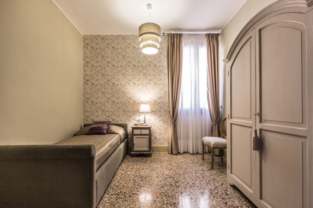 Small single bedroom with vintage furnishing - Palazzina Canal Apartment Small single bedroom with vintage furnishing - Palazzina Canal Apartment