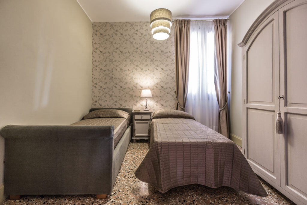 Double bedroom with vintage furnishing - Palazzina Canal Apartment Double bedroom with vintage furnishing - Palazzina Canal Apartment